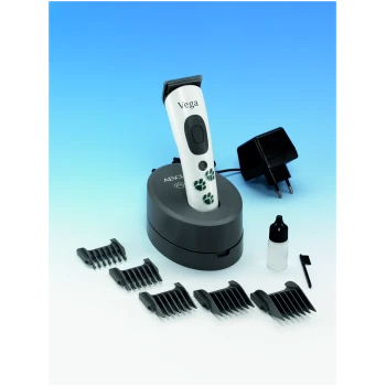 Tierpflege-Set mit einem Vega-Haarschneider im Pfotenabdruckdesign, Ladebasis, vier Kammaufsätzen, Ölflasche und Reinigungsbürste.