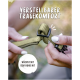 Eine Person, die ein grünes verstellbares Hundegeschirr anpasst, mit dem Text "Verstellbarer Tragekomfort" und "Wächst mit dem Hund mit" in einer verspielten Schriftart.