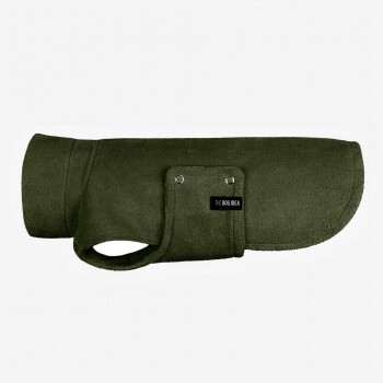 Ein Hund trägt einen weichen, olivgrünen Fleece-Mantel mit hohem Kragen und einer Seitentasche, der zur Seite schaut, vor einem schlichten Hintergrund.