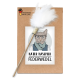 Ein braunes Paket mit einer Cartoon-Katze in Brille und Schal, beschriftet mit "KATER KASIMIR FEDERWEDEL" und markiert mit "HANDMADE WITH LOVE", mit einem Feder-Spielzeug.