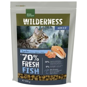 Emballage de nourriture pour chat mettant en vedette un chat Bengal, avec un texte mettant en avant "WILDERNESS ADULT" et "70% FRESH FISH," incluant des ingrédients de saumon.