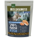 Verpackung für Katzenfutter mit einer Bengal-Katze, mit Text, der "WILDERNESS ADULT" und "70% FRISCHER FISCH" hervorhebt, einschließlich Lachs-Zutaten.