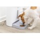 Ein Hund mit braun-weißer Fellfarbe frisst aus einer grauen Futterschüssel, die an einem weißen automatischen Futterspender befestigt ist.