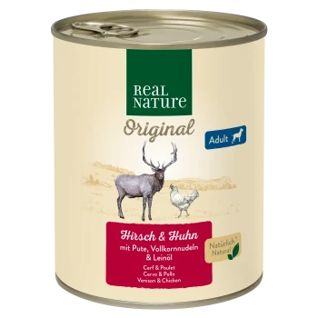 Eine Dose Real Nature Hundefutter mit der Aufschrift "Hirsch & Huhn", die Wild und Huhn enthält, mit Illustrationen eines Rehs und eines Huhns.