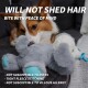 Corgi kaut auf einem grauen Plüsch-Elefanten auf der Couch; Überlagerungstext: 'WILL NOT SHED HAIR', 'BITE WITH PEACE OF MIND' und Aufzählung der Eigenschaften