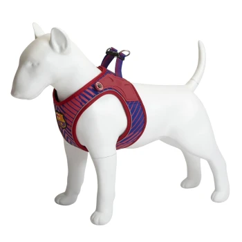 Weißes Hundemannequin trägt blau-rot gestreiftes Hundegeschirr mit FC Barcelona Logo auf der Brust.