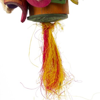 Buntes Haustierspielzeug mit einer Holzbasis und lebhaften, strukturierten Elementen sowie langen, bunten Strängen aus gelben und roten Fasern, die herabhängen.