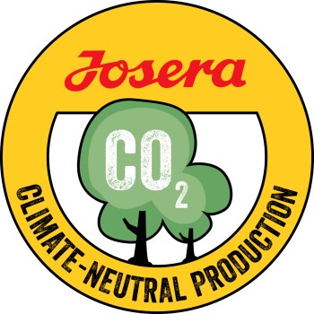 Josera-Logo auf einem gelben runden Abzeichen mit Bäumen und 'CO2'-Text, der 'KLIMANEUTRALE PRODUKTION' angibt.