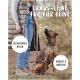 Eine Frau in einer Daunenweste hält eine Hundeleine neben einem gestromten Hund. Text: "Luxus-Leine für vier Beine," "Belastbares Nylon," "Robust & Rostfrei."