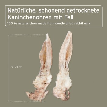 Zwei getrocknete Kaninchenohren mit Fell auf grau-grünem Hintergrund, beschriftet mit „Kaninchenohren“ und „100% natural chew“, ca. 20 cm