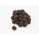 Un tas de petites pellets de nourriture pour animaux de compagnie brun foncé sur un fond blanc.