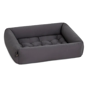 Graues rechteckiges Haustierbett mit gepolstertem Design und weichen Kanten, mit einem kleinen Etikett mit dem Markennamen "PetSmart."