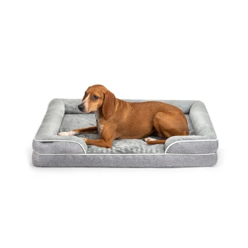 Ein brauner Hund liegt bequem auf einem plüschigen, grauen Haustierbett mit weichem Innenraum und gepolsterten Kanten.