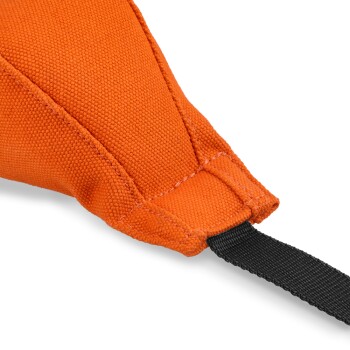 Nahaufnahme eines orangefarbenen, strapazierfähigen Hundespielzeugs aus Stoff mit verstärkten Nähten und einem schwarzen Riemen.