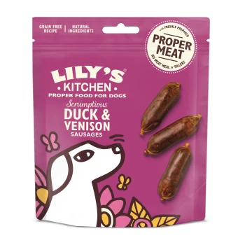 Snacks Hund Adult Training Sausage Treats Ente & Wild 70 g Verpackung von Lily's Kitchen Hundefutter mit 'Scrumptious Duck & Venison Sausages', mit drei sichtbaren Würstchen auf einem lila Hintergrund.