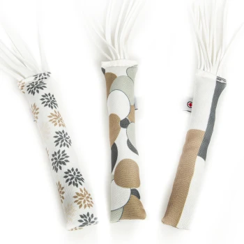 Drei dekorative Haustierspielzeuge mit gemusterten Stoffgriffen und weißen Quasten, mit floralen und abstrakten Designs.