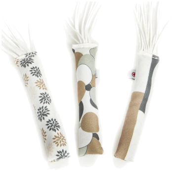 Drei dekorative Haustierspielzeuge mit gemusterten Stoffgriffen und weißen Quasten, mit floralen und abstrakten Designs.