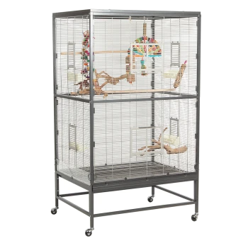 Großer zweistöckiger Vogelkäfig mit Metallstäben, Holzstangen und bunten Spielzeugen, mit einem rollbaren Untergestell für einfache Bewegung.