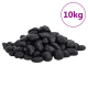 Ein Haufen glatter schwarzer Kieselsteine, beschriftet mit einem lila Kreis, der '10 kg' anzeigt.