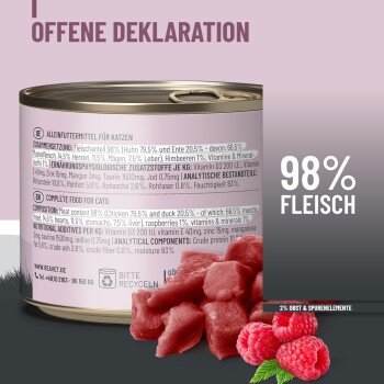 Katzenfutterdose mit 98 % Fleischanteil, zeigt Fleischstücke und Himbeeren, beschriftet auf Deutsch und Englisch.