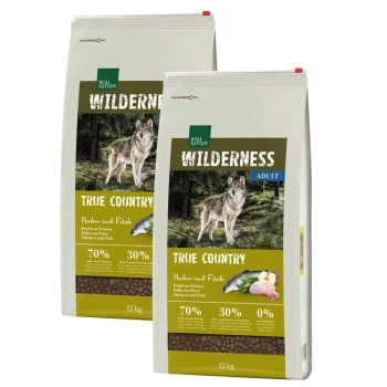 Zwei 12 kg Tüten Real Nature Wilderness Hundefutter, beschriftet mit "True Country" mit einem Wolfbild und "Huhn mit Fisch."