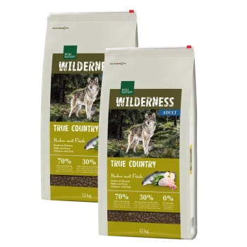Deux sacs de 12 kg de nourriture pour chiens Real Nature Wilderness, étiquetés "True Country" avec une image de loup et "Huhn mit Fisch" (Poulet avec Poisson).