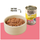 Eine Schüssel mit feuchtem Haustierfutter neben einer Dose "DOGS'n TIGER" mit der Aufschrift "Herzlich" mit Huhn und Karotte, vor einem bunten Hintergrund.