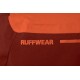Nahaufnahme eines Stoffes mit dem orangefarbenen "RUFFWEAR"-Logo auf einem rötlich-braunen Hintergrund, der ein strukturiertes Material zeigt.