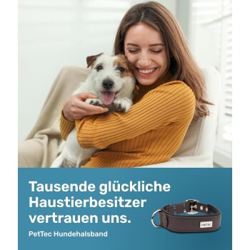 Eine Frau in einem gelben Pullover hält einen kleinen Hund auf einer Couch, mit einem Banner darunter, das PetTec-Hundehalsbänder bewirbt.