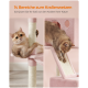 Ein rosa Kratzbaum mit Plattformen und einem Kratzbaum, mit zwei Katzen. Text: "14 Bereiche zum Krallenwetzen" und "Schützen Sie Ihr Sofa."