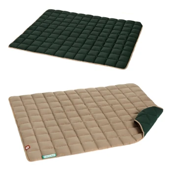 Zwei Haustiermatten nebeneinander präsentiert: eine dunkelgrüne, gesteppten Matte oben und eine beige, gesteppten Matte mit grünem Rand, teilweise aufgerollt.