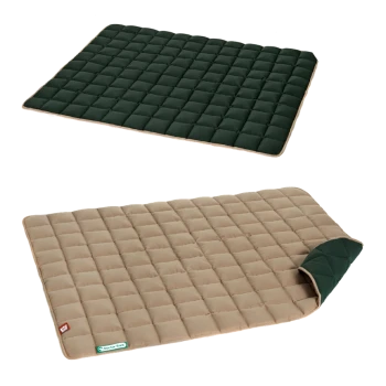 Zwei Haustiermatten nebeneinander präsentiert: eine dunkelgrüne, gesteppten Matte oben und eine beige, gesteppten Matte mit grünem Rand, teilweise aufgerollt.
