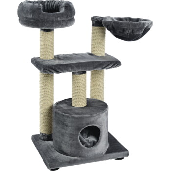 Grijze pluche krabpaal voor katten met in sisal gewikkelde palen, gevoerde zitjes, hangmat en ronde schuilplek op een vierkante voet.