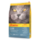 Eine Tüte Josera Katzenfutter mit dem Gesicht einer Katze, gelb-blauer Verpackung, mit "LÉGER", "Gewichtskontrolle" und "ADULT."