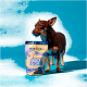 Brauner Hund, der neben einer Pets Deli Soft Bites Snack & Chill Hundesnack-Tüte auf blauem Hintergrund steht.