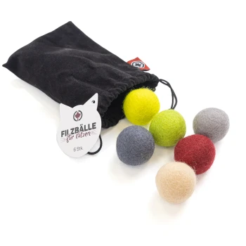 Ein schwarzer Zugbeutel mit sechs bunten Filzkugeln für Katzen, beschriftet mit "Filzbälle für Katzen" und einem Etikett, das "6 Stk." angibt.