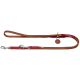 Braune Lederleine für Hunde mit einem roten Griff und silbernen Metallclips, mit einem kleinen runden Anhänger.