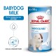 Emballage de lait Royal Canin Babydog, contenant 4 x 100g de boîtes, adapté pour les chiots de 0 à 2 mois, avec des instructions pour la reconstitution.