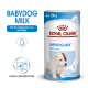 Emballage de lait Royal Canin Babydog, contenant 4 x 100g de boîtes, adapté pour les chiots de 0 à 2 mois, avec des instructions pour la reconstitution.