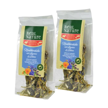 Deux paquets de bâtonnets de collation Real Nature pour petits animaux, contenant de la luzerne et des fleurs, avec des designs floraux colorés sur les étiquettes.
