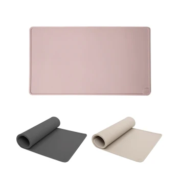 Silicone Haustierfütterungsmatten in Pink, Grau und Beige, mit einer glatten Oberfläche und abgerundeten Ecken, in flacher und gerollter Position präsentiert.