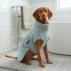 Helle blaue Hundejacke mit weicher Textur, mit einer Tasche und dem Etikett "THE DOG IDEA."