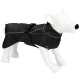 Ein schwarzer Hundemantel, der auf einem weißen Schaufensterhund präsentiert wird, mit einem Geschirrriemen und reflektierenden Akzenten.