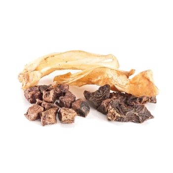 Verschiedene Haustierleckereien, darunter zwei große, gebogene, getrocknete Kaustangen und mehrere kleine, gewürfelte und unregelmäßig geformte Fleischstücke.