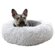Ein gemütliches, flauschiges weißes Haustierbett mit einem grauen Französischen Bulldoggen, die bequem darin ruht.