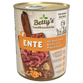 Dose mit Betty's Landhausküche Hundefutter, das Ente mit Amaranth, Kürbis und Cranberries enthält. Der Text hebt "Keine Farbstoffe und keine Aromastoffe" hervor.