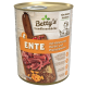 Dose mit Betty's Landhausküche Hundefutter, das Ente mit Amaranth, Kürbis und Cranberries enthält. Der Text hebt "Keine Farbstoffe und keine Aromastoffe" hervor.