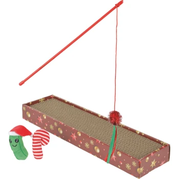 Rechteckiger Wellpapp-Kratzer im Feiertagsdesign mit rotem Spielstab, baumelndem Bommel und zwei Plüsch-Weihnachtsfiguren.