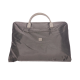 Graue Nylon-Transporttasche für Haustiere mit beigen Griffen vor weißem Hintergrund, kleines quadratisches Logo-Patch.