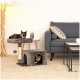 Eine gemütliche Wohnzimmer-Szene mit einem grauen Katzenbaum, auf dem zwei Katzen sind: eine liegt oben und die andere schaut aus einem Versteck.